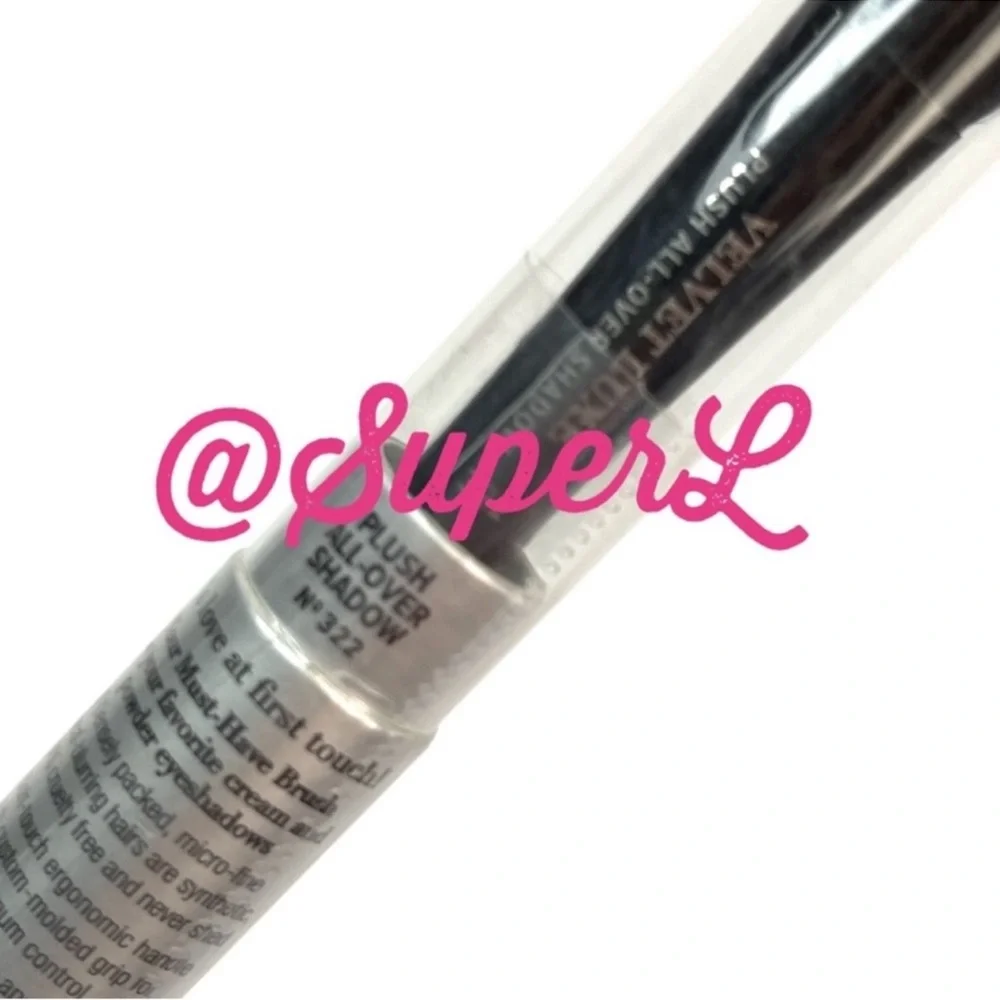 2/$25 NEW IT Cosmetics Velvet Luxe Plush All-Over Shadow Brush 322